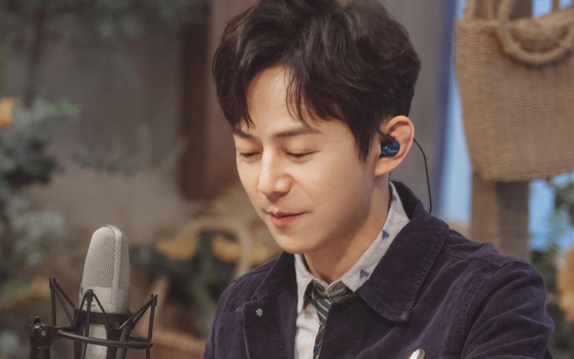 何炅央视元宵晚会给撒贝宁送臭豆腐,两人友谊引发网友热议_长沙_观众