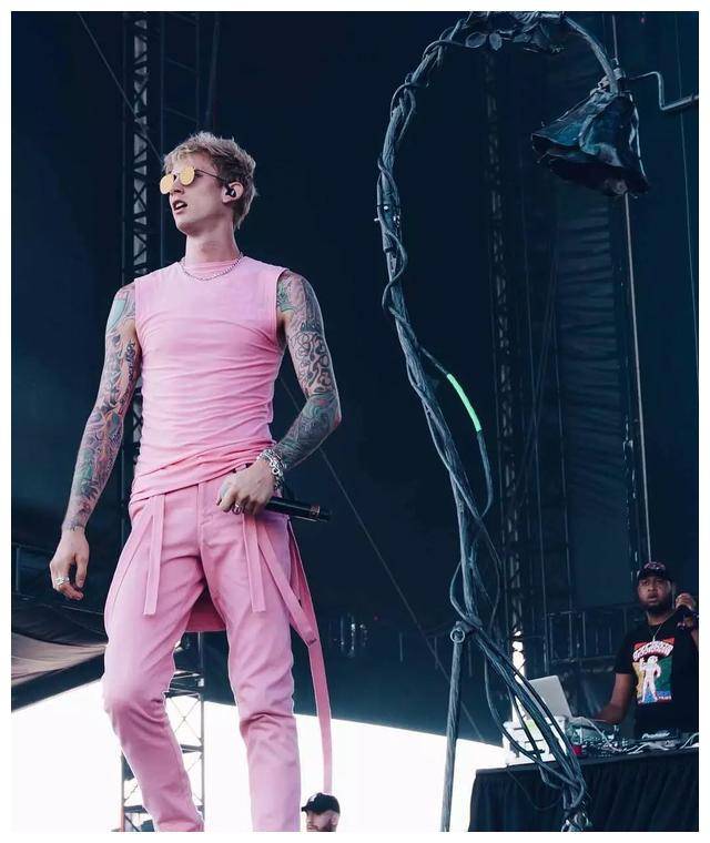 机枪凯利的疯狂再升级,全身涂黑爆纹身!_挑战_争议_文化