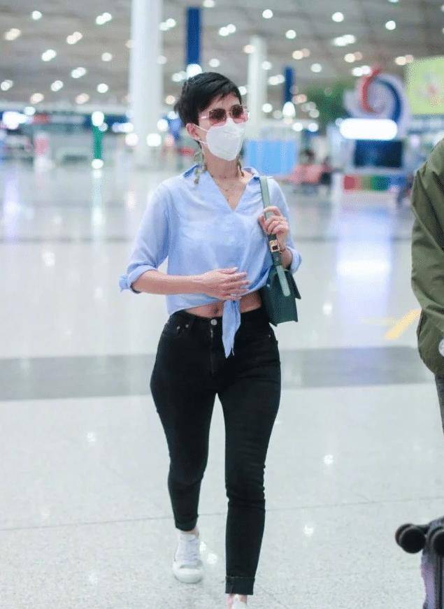 卢靖姗机场亮相,穿打结衬衣秀蛮腰,不料暴露"沙漏腿"_显得_韩庚_黑色