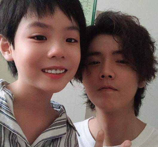 鹿晗被小学生跟拍,目测只有三年级左右,边追边喊:肖枫,不要走_穿越