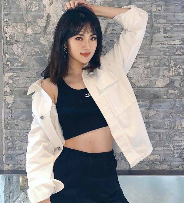 李嫣闺蜜周巴黎晒与好友合影,华为小公主稳居c位,名媛女团范十足_安娜