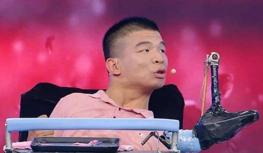 当年,那个用嘴折纸,一嚼一咽吐出世界纪录的脑瘫小