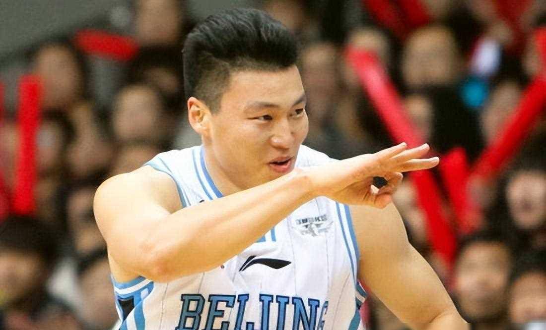 男篮李根:因财产与前妻开撕,二婚娶漂亮女博士,35岁终转型成_人生