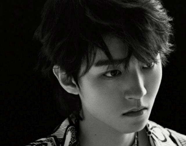 有种"撩人"叫王俊凯忘系衣服扣,抬起胳膊的瞬间,小螃蟹纷纷捂眼_身材