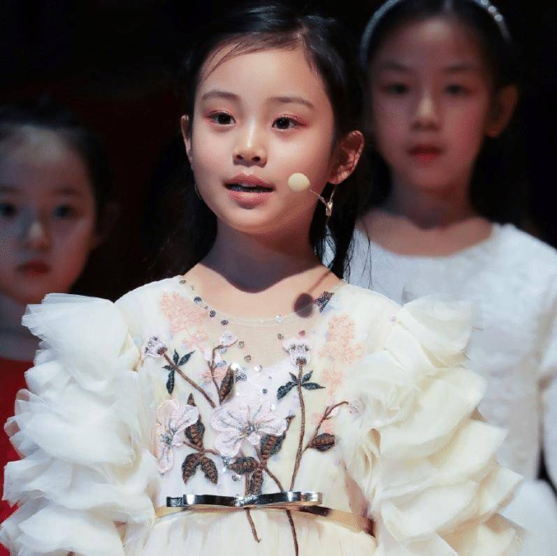 都说甜馨小时候不好看,看到奥莉和甜馨的近照,才懂啥是逆袭长大_五官