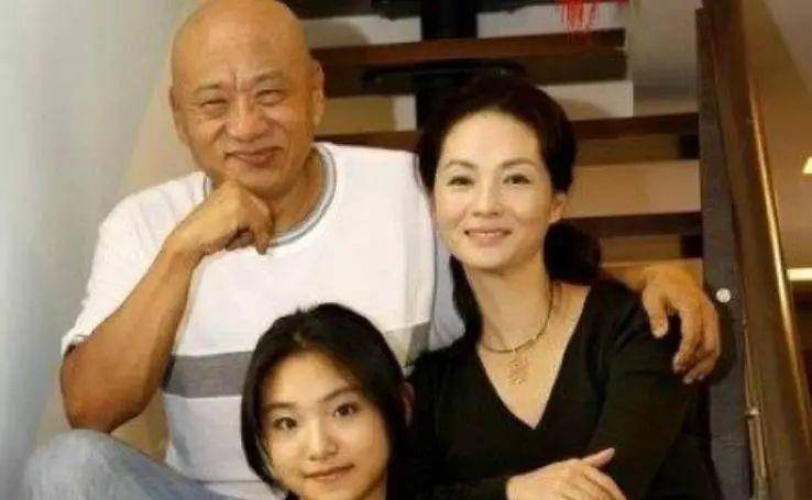 嫁给大十八岁的凌峰,八十年代青岛美女贺顺顺的婚姻之路