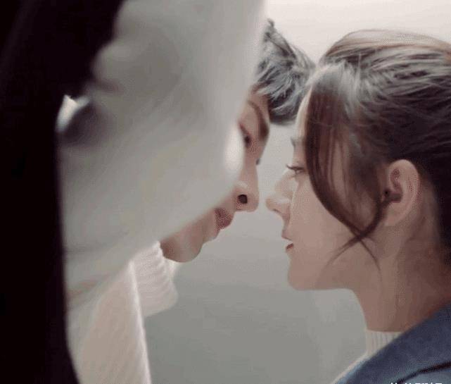 接吻,是不忍心打扰的,因为不得不承认,迪丽热巴和邓伦两个人的颜值