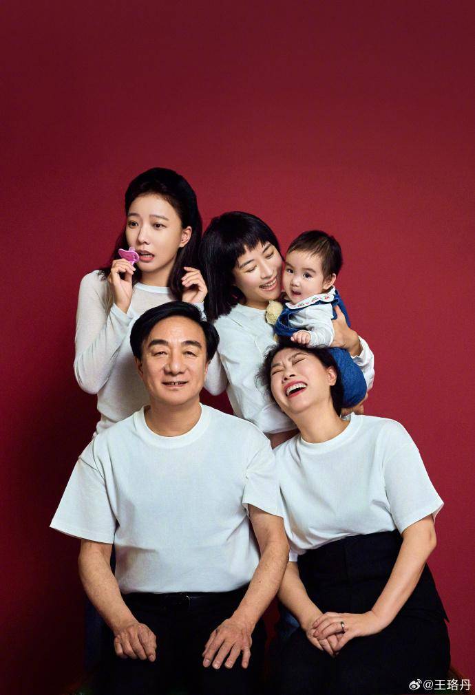 娱乐圈的亲情守望者:王珞丹的正面形象王珞丹这次公开全家福,无疑是对