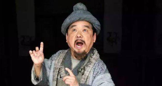 对方非常赏识陈三木的独特性,便让其演个武大郎,土地公这样的特定角色