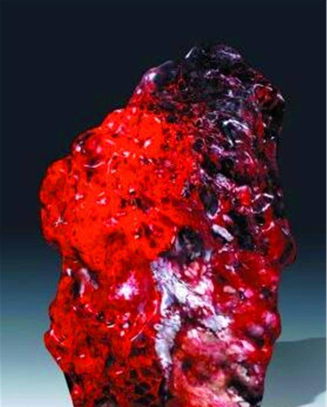 有的人说这就是一块鸡血石,这个价格买下来不吃亏.