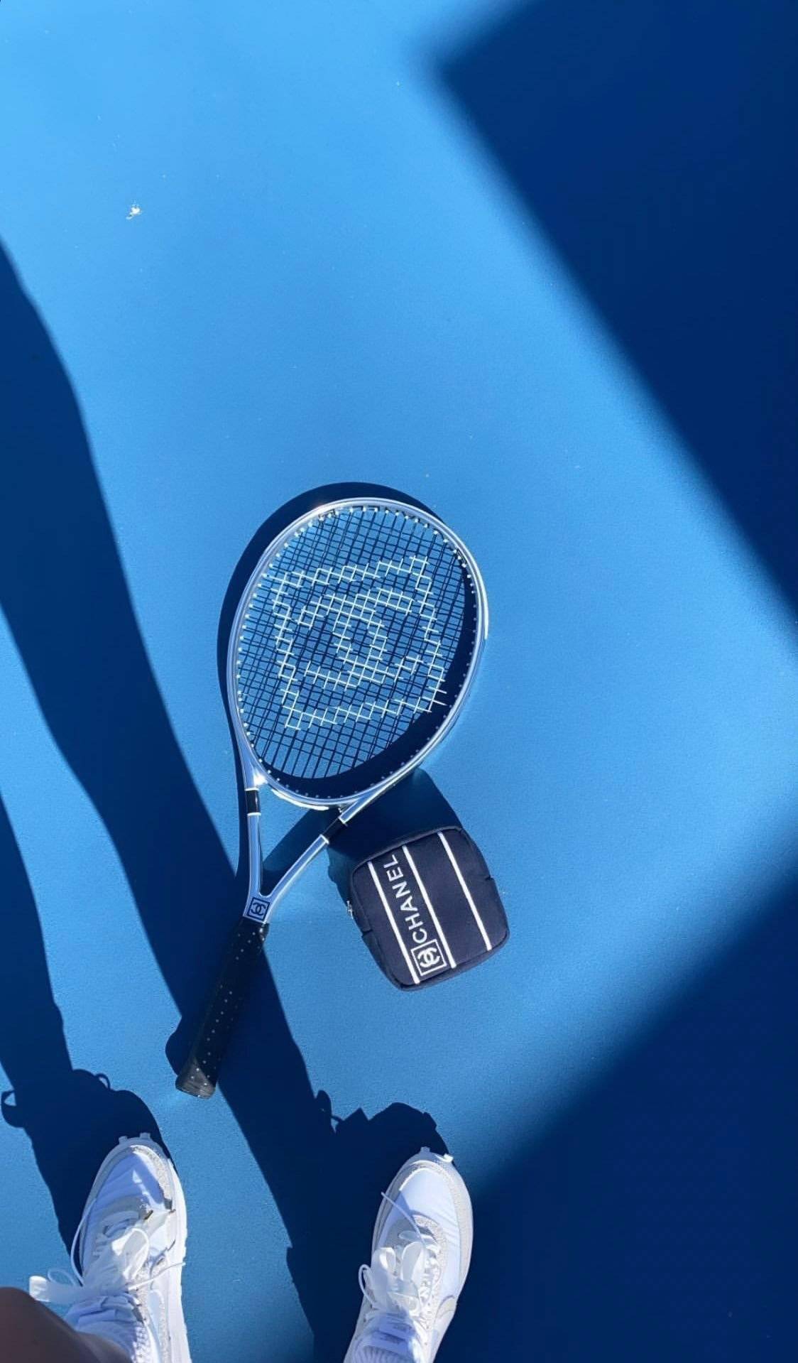 身穿豹纹的黑白色的连衣紧身衣,将蜂腰蜜桃臀藏都藏不住,搭配灰色的单