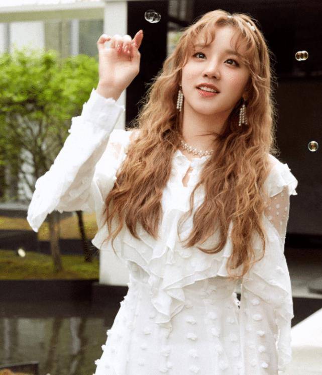 宋雨琦穿露脐装秀"马甲线",当他抬起胳膊的瞬间,好身材藏不住了_因为