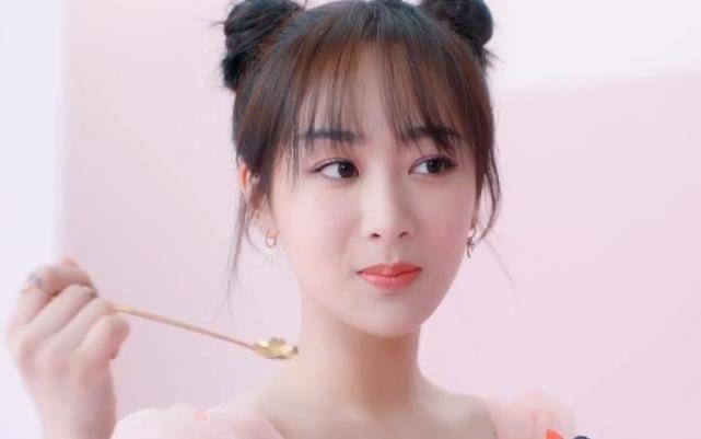 当杨紫拿着一杯水果麦片正脸面对镜头,"演员脸"实至名归!