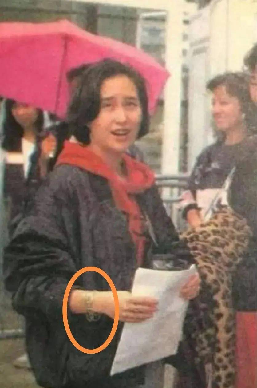 即使当年陈百强和何超琼都矢口否认恋情,但恋爱的细节都历历在目_手链