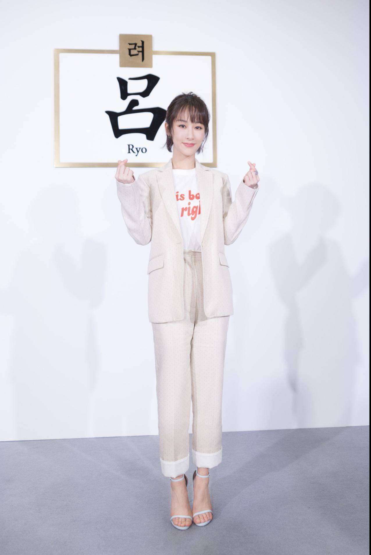 杨紫爱穿简约西装!