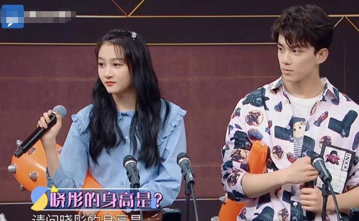 吴磊瞬间答出关晓彤身高,大张伟正疑问时,关晓彤的解围太机智了_节目
