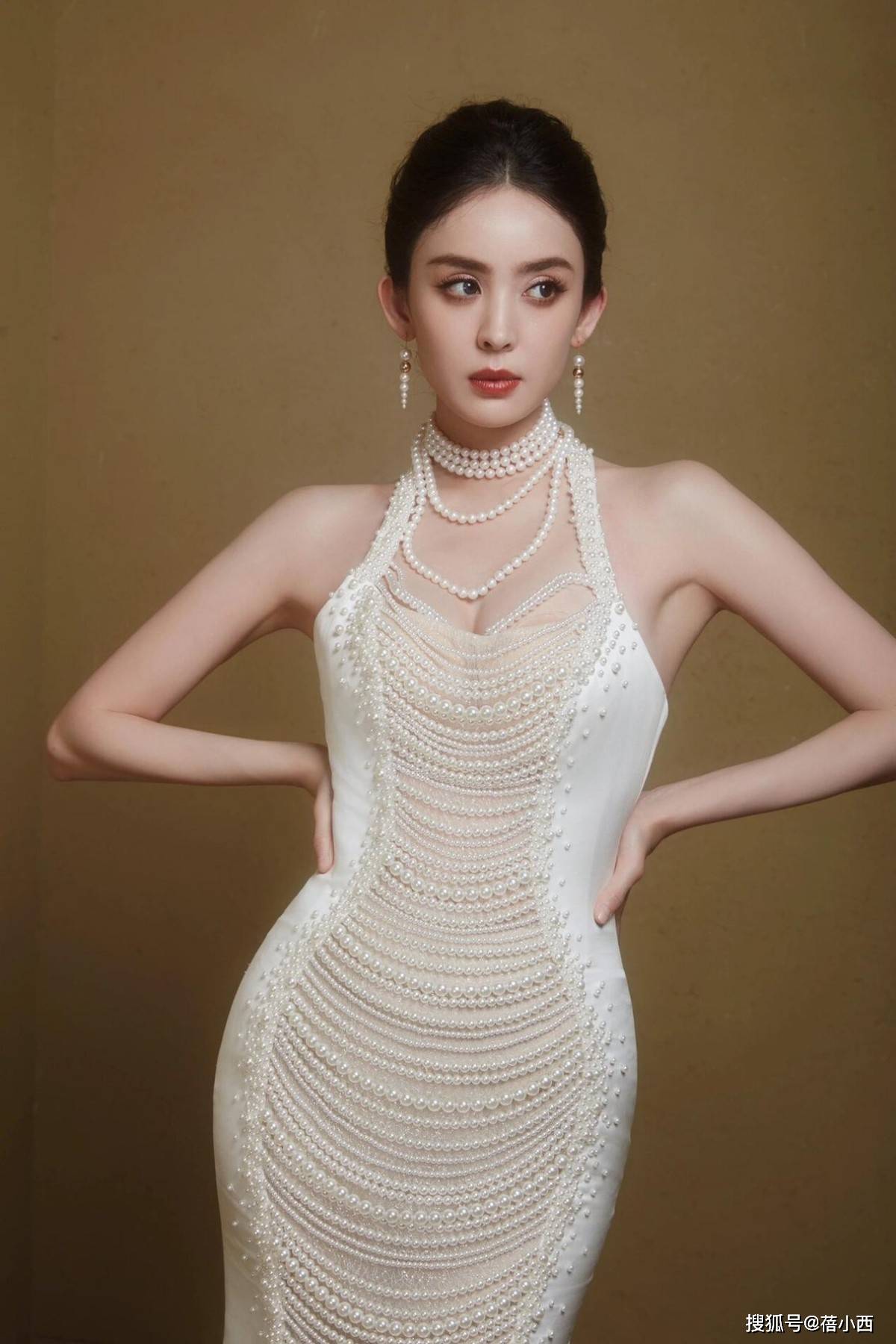 "古力娜扎"身材真丰腴!