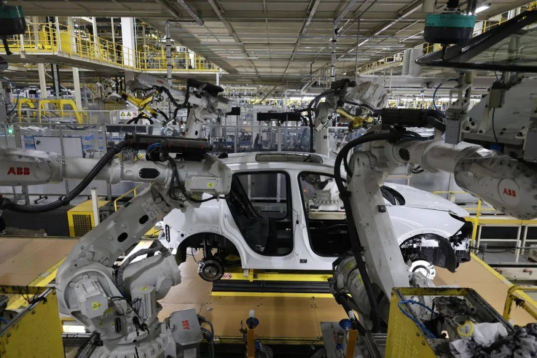 在领克汽车成都工厂总装车间里,机器轰鸣,一派热火朝天的生产景象.