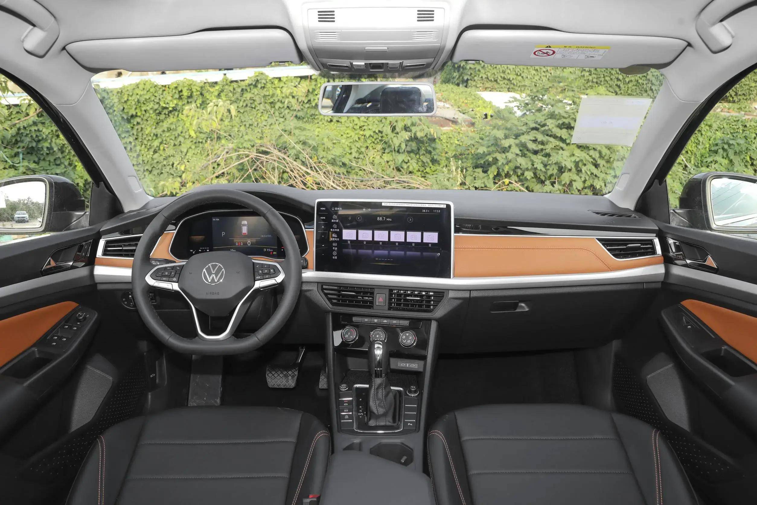 配置方面,配备了5个安全气囊,有胎压报警,车道偏离预警,前方碰撞预警