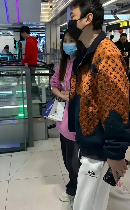 王思聪搂美女逛商场,女方竟与前女友是闺蜜,00后前任醋意大发!