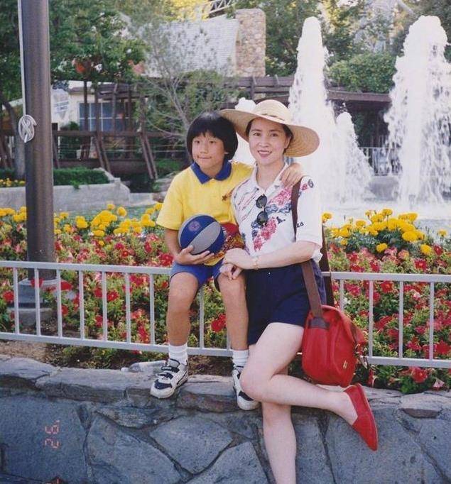跟邓丽君"抢男人",击退带着小龙女的吴绮莉,林凤娇到底多豪横_成龙
