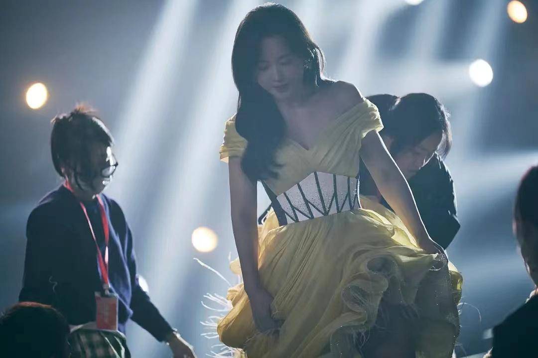 妩媚的大波浪披肩发配上梅子色的口红,让贾玲整个人看上去更有女神感