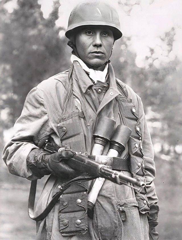 而在行动时,每名士兵不仅装备着可以携带100发子弹的特质弹药袋,每个