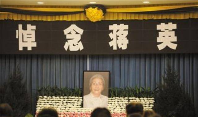 她是金庸表姐,钱学森夫人,晚年却住60平米旧公寓,靠退休金度日_蒋英