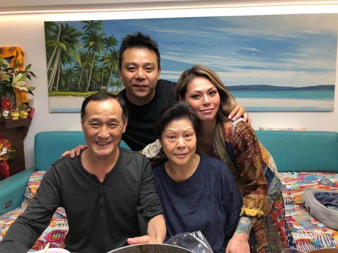 随后游姓男子报警称有两名女子打了自己,陈惠敏的女儿陈凤仪也因袭击