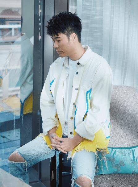 尤其是随着年龄的增长,已经慢慢步入中年的陈赫,身体的发福也让他看