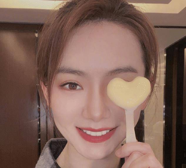 戚薇用"橡皮擦"对牙齿进行美白,看到最后的效果,这也太明显了_女明星