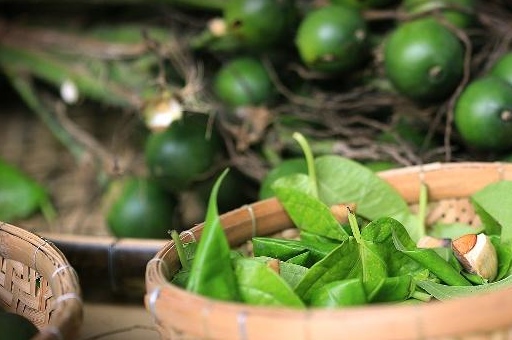 经了解,男子在开车过程中口中一直在嚼槟榔.