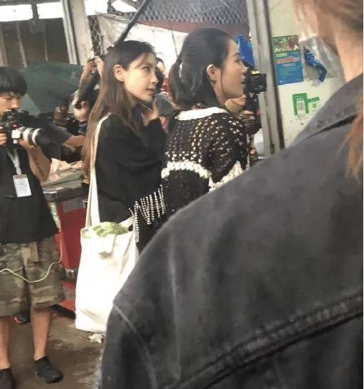 baby逛菜市场时被偷拍,未p图的腿超亮眼,身高确定是168?