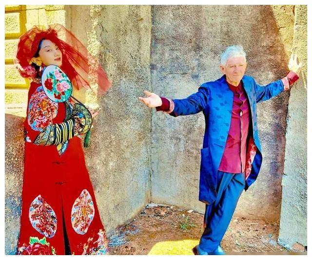 杜可风结婚照合照暖心甜蜜,双双携手笑容灿烂,幸福感爆棚.