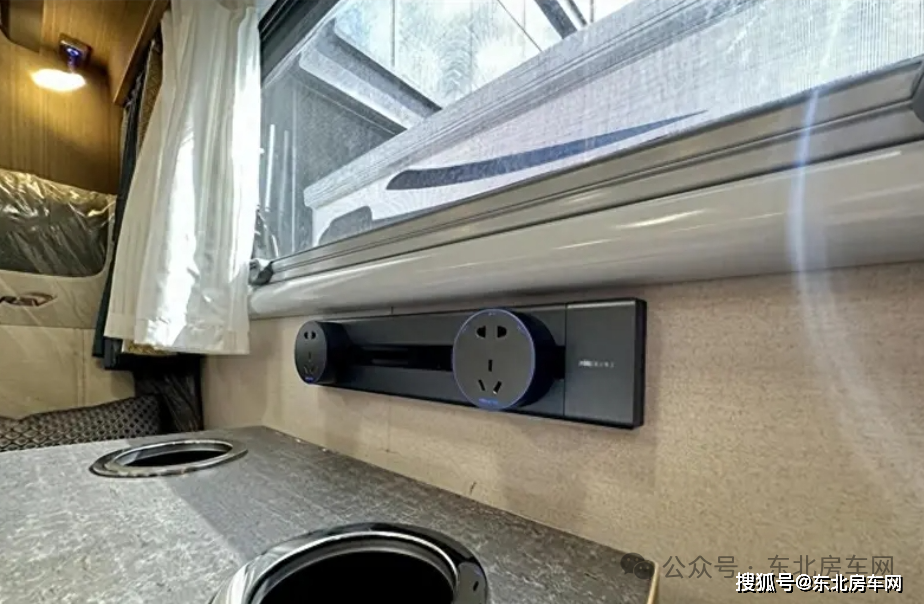 额头床车前方是额头床,三面环窗不压抑,上方是单独开模吸塑材质包覆