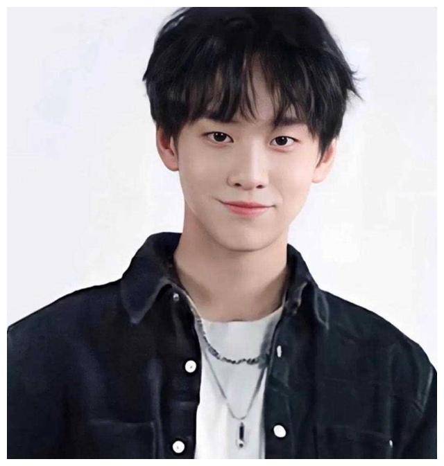 小鲜肉余景天现身机场,拥堵警察被粉丝推搡责怪.