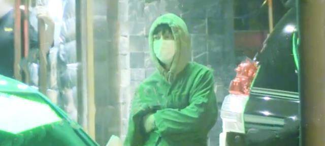 何炅携绯闻女友王菁外出,二人穿情侣装cp感十足,同出同入超亲密_好友