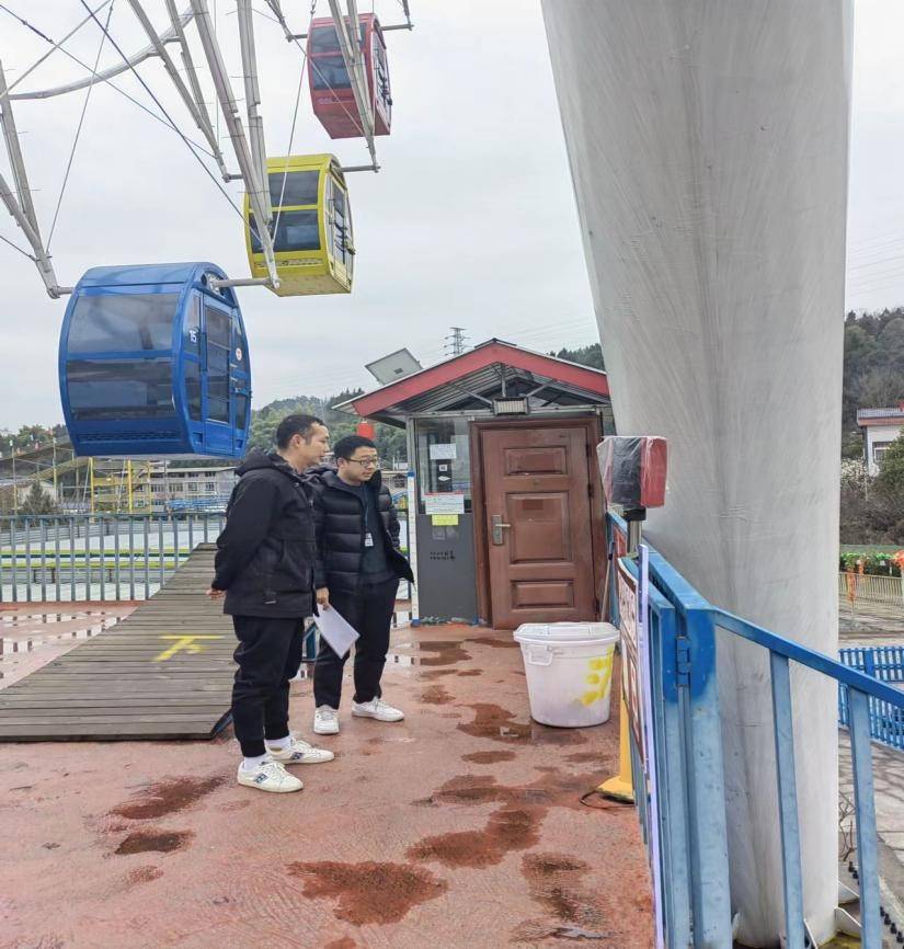 以塔子山景区和苏山坪景区为重点区域,该所工作人员深入景区20余户