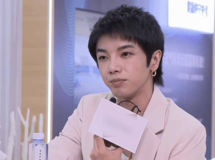 华晨宇出席活动现场,身穿西装十分儒雅温柔,面部状态却很憔悴?