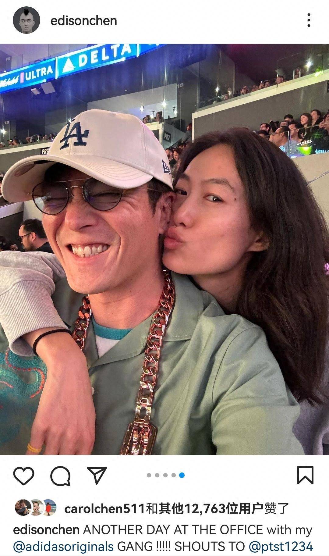 43岁陈冠希带妻女看球赛,获秦舒培贴脸送香吻,6岁女儿神似妈妈_家庭