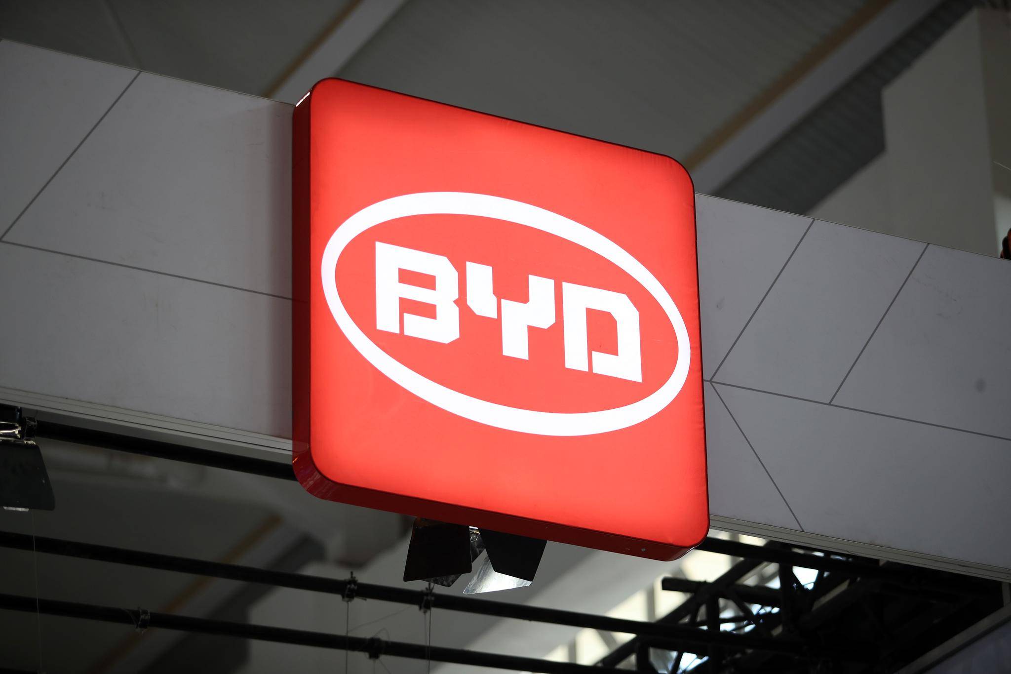 比亚迪车主阻止宾利车主施暴,王传福大手一挥,奖励车主20万现金