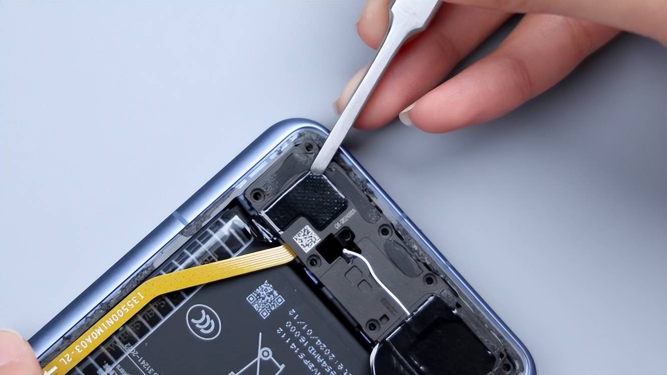 小米14 ultra首发拆解:把"老瓶装新酒"玩出新高度_盖板_金属中_散热