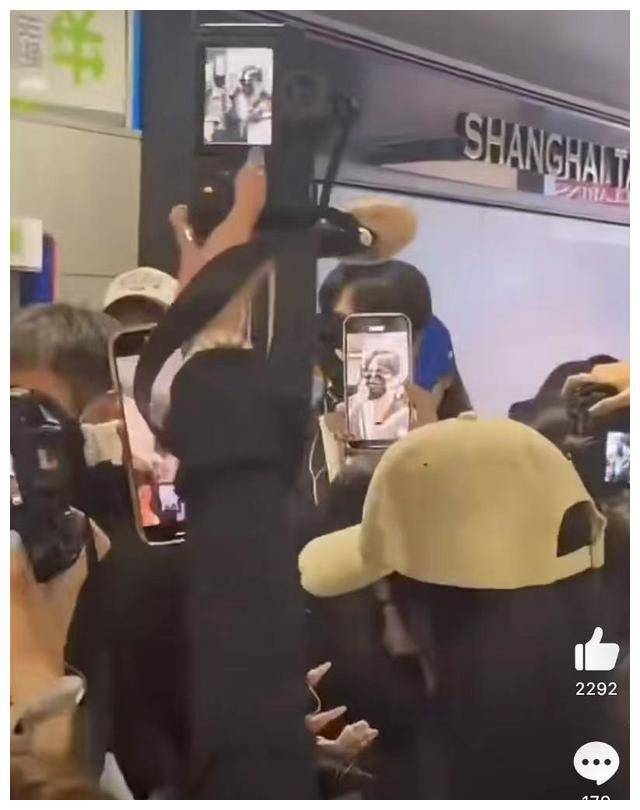 肖战深夜机场发火,对私生和代拍抱怨不已,引关注._情况_围堵_前往