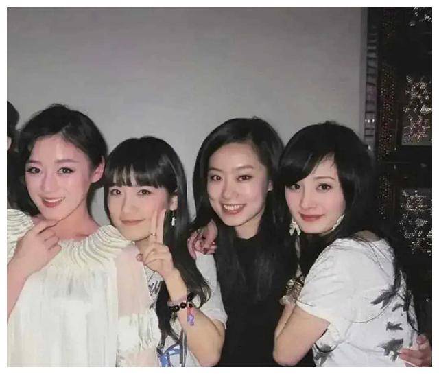 杨幂和张小斐居然是大学同学,合影曝光,密不可分,华丽转身!_友情_游戏