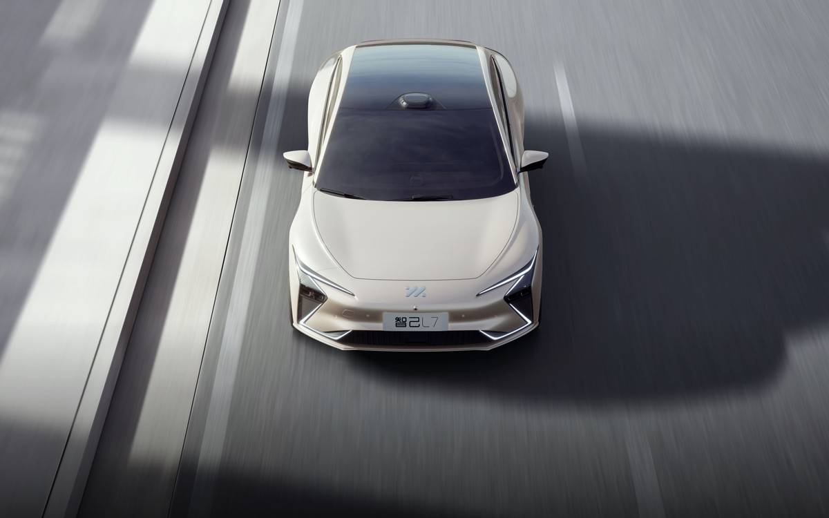 2月24日,全新智己l7正式焕新上市,新车提供4个版型,售价区间在29.