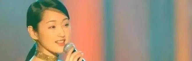 1990年,杨钰莹翻唱了歌星韩宝仪的专辑,这让她崭露头角,在南方名气稍