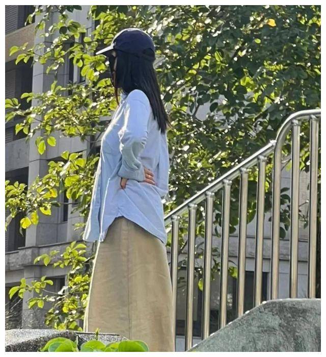 高圆圆带5岁女儿游公园,清新气质像妈妈,飘逸长发美丽动人.