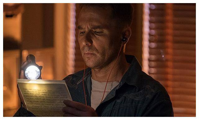 影片一开始,通过一首怀旧歌曲和三块破旧的广告牌,引出了故事的主线.