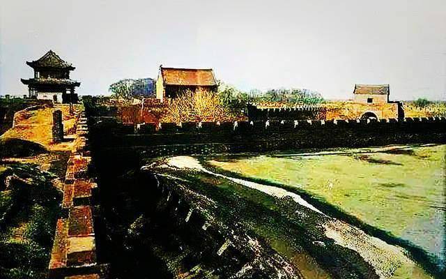 邱知县和仵作开始在路边寻找蜂巢,他们很快在一处沙石坑中发现了一个