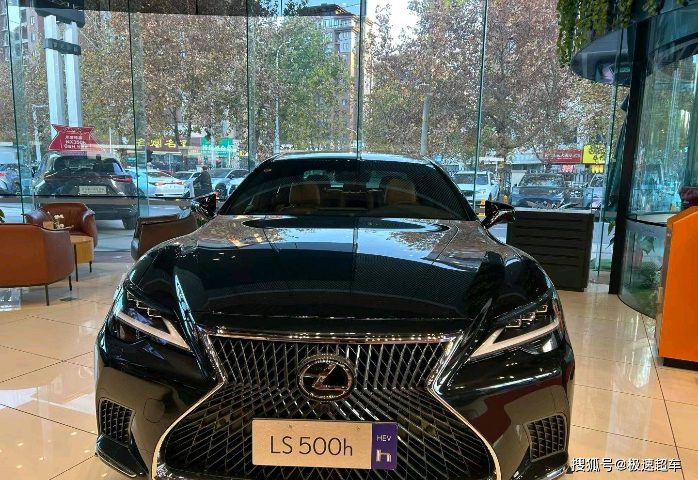 雷克萨斯ls500h登场,高级感十足,细节设计很用心_搜狐汽车_搜狐网